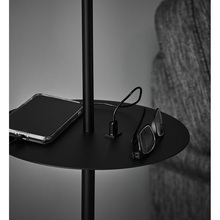 Skandynawska Lampa podłogowa ze stolikiem i USB Linear Czarna Markslojd do czytania w salonie.