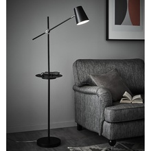 Skandynawska Lampa podłogowa ze stolikiem i USB Linear Czarna Markslojd do czytania w salonie.
