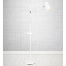 Skandynawska Lampa podłogowa ze stolikiem i USB Linear Biała Markslojd do czytania w salonie.