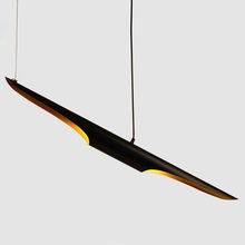 Stylowa Lampa wisząca podłużna Black Tube 100 Czarno Złota Step Into Design nad stół, biurko lub do recepcji.