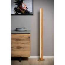 Skandynawska Lampa drewniana podłogowa Sytze LED Jasne Drewno Lucide do czytania w salonie.