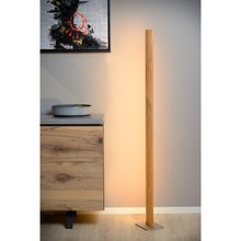 Skandynawska Lampa drewniana podłogowa Sytze LED Jasne Drewno Lucide do czytania w salonie.