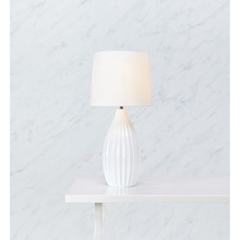 Lampa stołowa ceramiczna z abażurem Stephanie Biała 24 Markslojd do sypialni, salonu i przedpokoju.