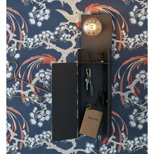 Dekoracyjny Kinkiet ze schowkiem i przewodem Combo Czarny Markslojd do sypialni, salonu i przedpokoju.
