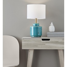 Lampa stołowa ceramiczna z abażurem Cous 24 Antyczna Niebieska/Biała Markslojd do sypialni, salonu i przedpokoju.