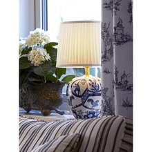 Lampa stołowa ceramiczna z abażurem Goteborg 30 Niebieska/Biała Markslojd do sypialni, salonu i przedpokoju.