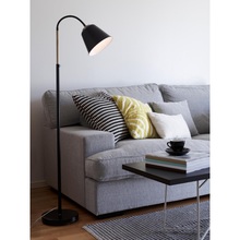 Lampa podłogowa regulowana Kolding Czarna Markslojd do czytania, salonu i sypialni.