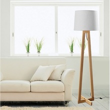 Lampa podłogowa skandynawska z abażurem Fenil 31 biało-drewniana do czytania i salonu