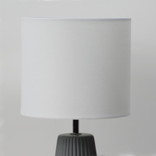 Lampa stołowa ceramiczna z abażurem Nicci 25 Szara/Biała Markslojd do sypialni, salonu i przedpokoju.