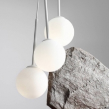 Designerska Lampa wisząca potrójna szklane kule Bosso White III biała Aldex do jadalni i salonu