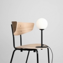 Dekoracyjna Lampa stołowa szklana kula Pinne Black biało-czarna Aldex do sypialni i salonu