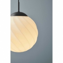 Lampa wisząca szklana kula Twist 25cm opal/czarny HaloDesign | Lampy wiszące do salonu, kuchni i sypialni