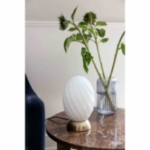 Lampa stołowa szklana Twist Oval opal/mosiądz HaloDesign | Lampa na stolik nocny, komodę i parapet