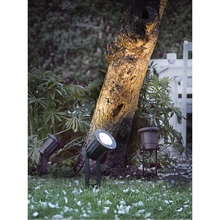Lampa ogrodowa stojąca Lampa Spotlight Czarna Nordlux przed dom i podjazd.