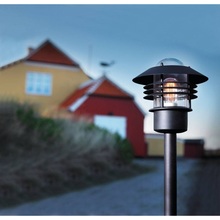 Lampa ogrodowa stojąca Vejers Czarna Nordlux przed dom i podjazd.